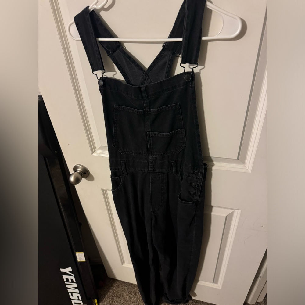 Super cute American Eagle black denim oversized overalls, women’s size medium
